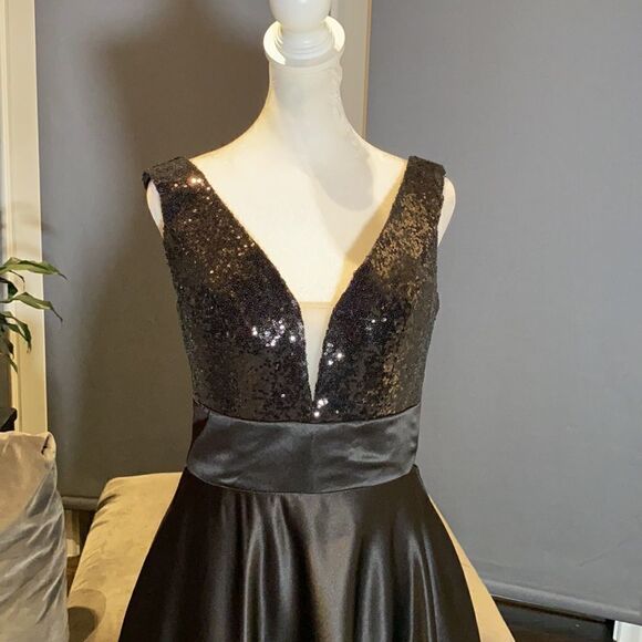Women’s Black Full Length Sequined Bodice V-Neck Party Prom Dress Size 2 NWOT - Picture 2 of 11